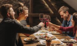 La hausse des prix des bars et restaurants pousse la consommation de vin à domicile aux États‑Unis